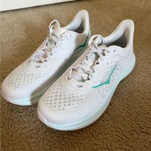 Hoka Mach 6 Women's size 8.5 White Athletic Running Shoes with Teal Accent